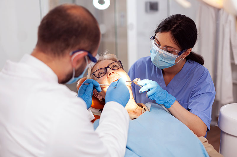 nurse-helping-stomatolog-during-teeth-treatment-MYQWEU6